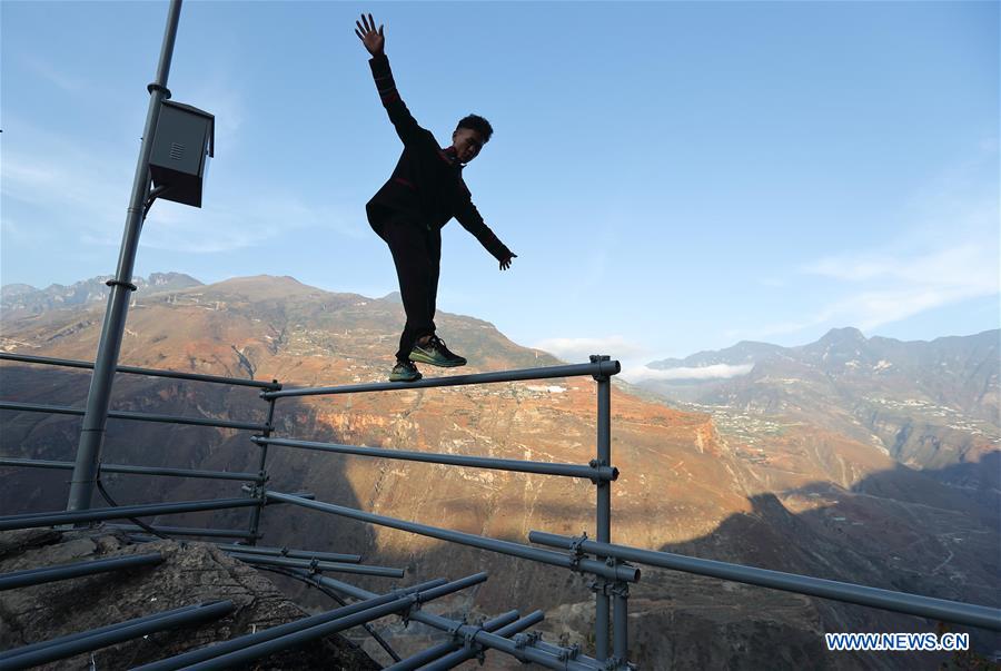 CHINA-SICHUAN-CLIFFSIDE VILLAGE-PEOPLE'S LIFE (CN)