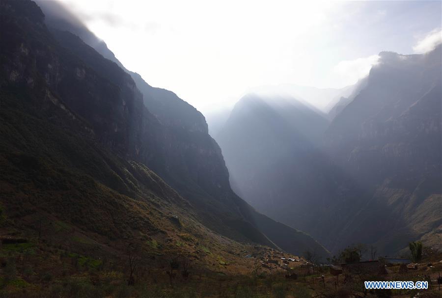 CHINA-SICHUAN-CLIFFSIDE VILLAGE-PEOPLE'S LIFE (CN)