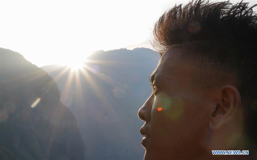 CHINA-SICHUAN-CLIFFSIDE VILLAGE-PEOPLE'S LIFE (CN)