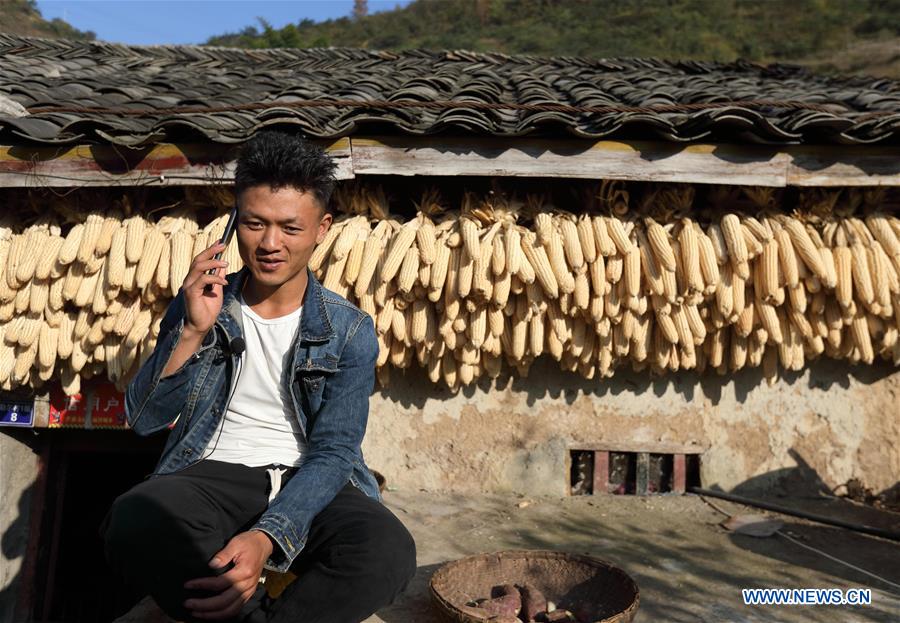 CHINA-SICHUAN-CLIFFSIDE VILLAGE-PEOPLE'S LIFE (CN)