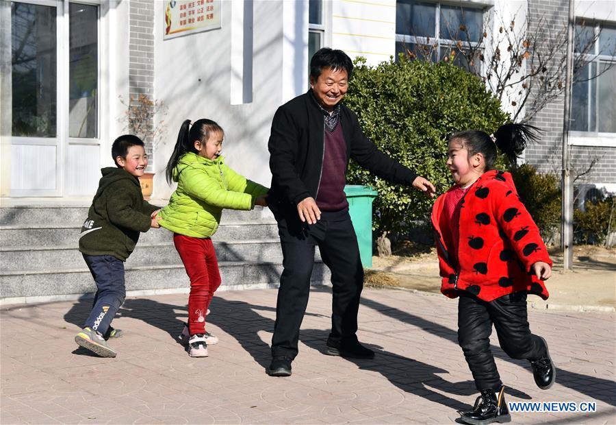 CHINA-SHANDONG-TAI'AN-EDUCATION-ONE TEACHER AND THREE STUDENTS (CN)