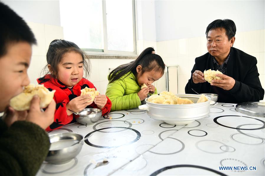 CHINA-SHANDONG-TAI'AN-EDUCATION-ONE TEACHER AND THREE STUDENTS (CN)