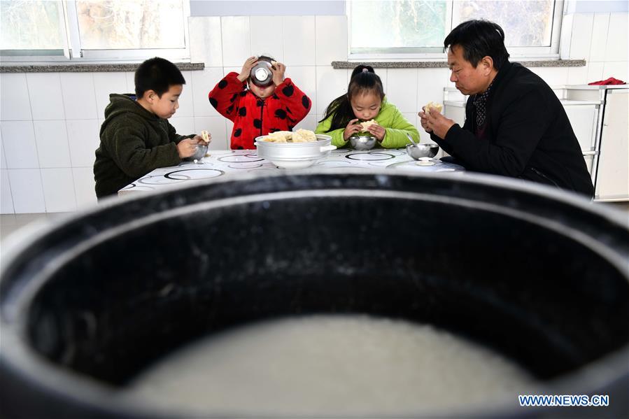 CHINA-SHANDONG-TAI'AN-EDUCATION-ONE TEACHER AND THREE STUDENTS (CN)