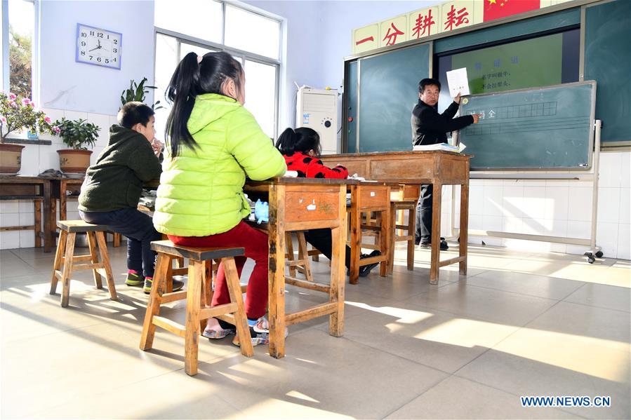 CHINA-SHANDONG-TAI'AN-EDUCATION-ONE TEACHER AND THREE STUDENTS (CN)