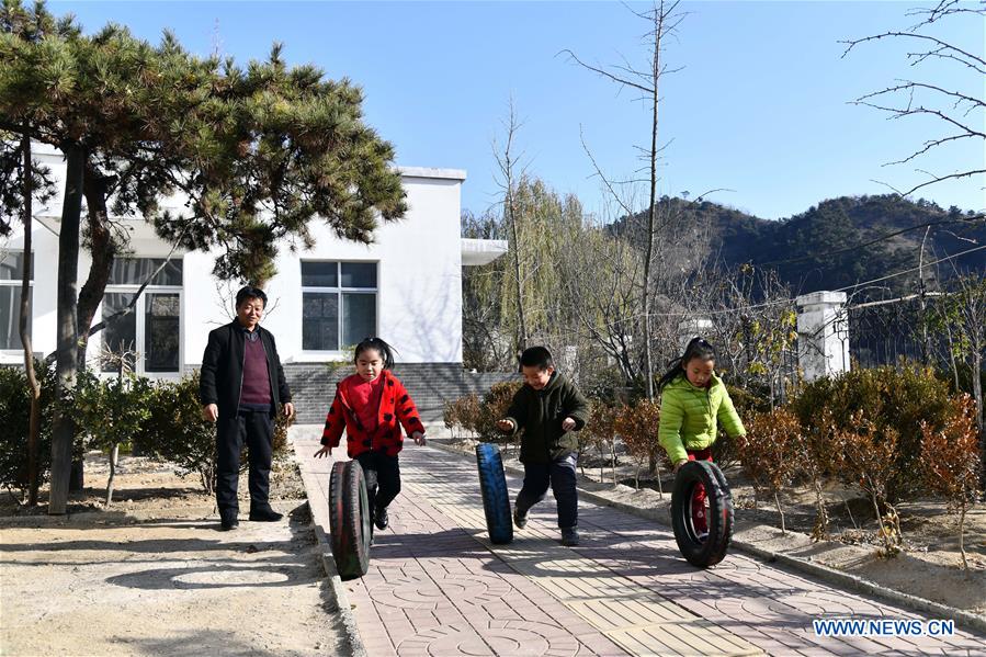 CHINA-SHANDONG-TAI'AN-EDUCATION-ONE TEACHER AND THREE STUDENTS (CN)