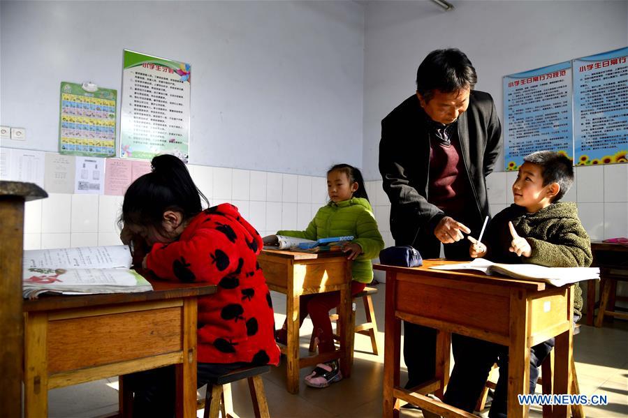 CHINA-SHANDONG-TAI'AN-EDUCATION-ONE TEACHER AND THREE STUDENTS (CN)