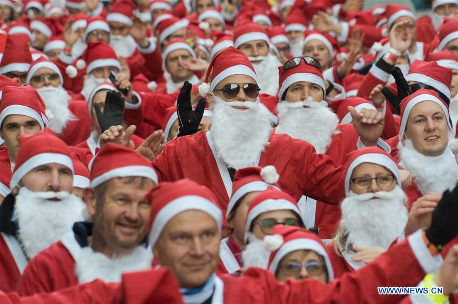 HUNGARY-BUDAPEST-SANTA RUN