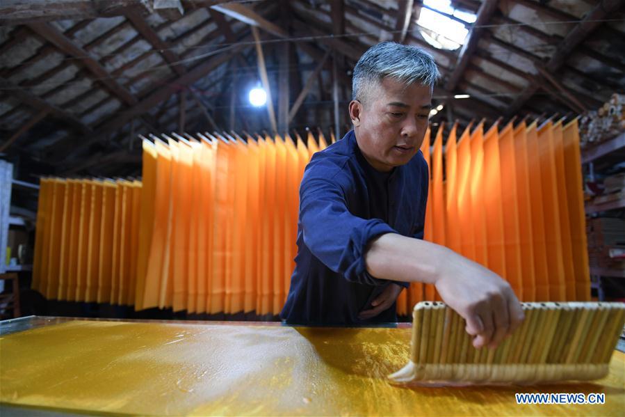 Pic story Xuan paper making craftsmen in Anhui pass down handicraft