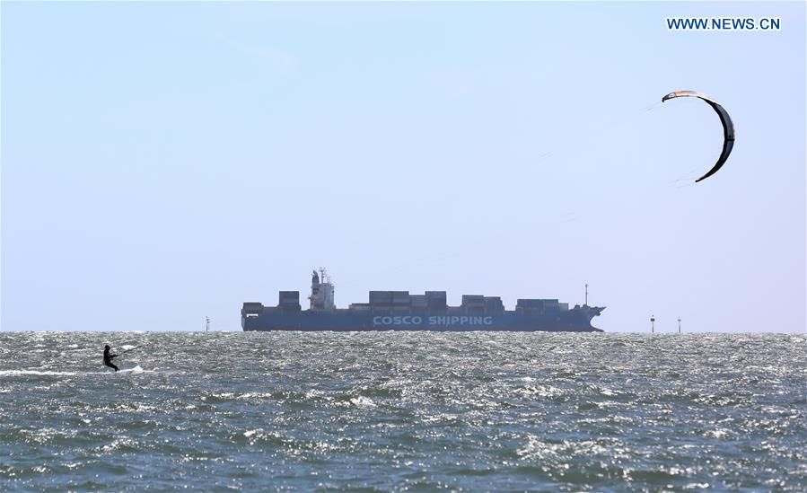 (SP)AUSTRALIA-MELBOURNE-PARAGLIDING SURFING