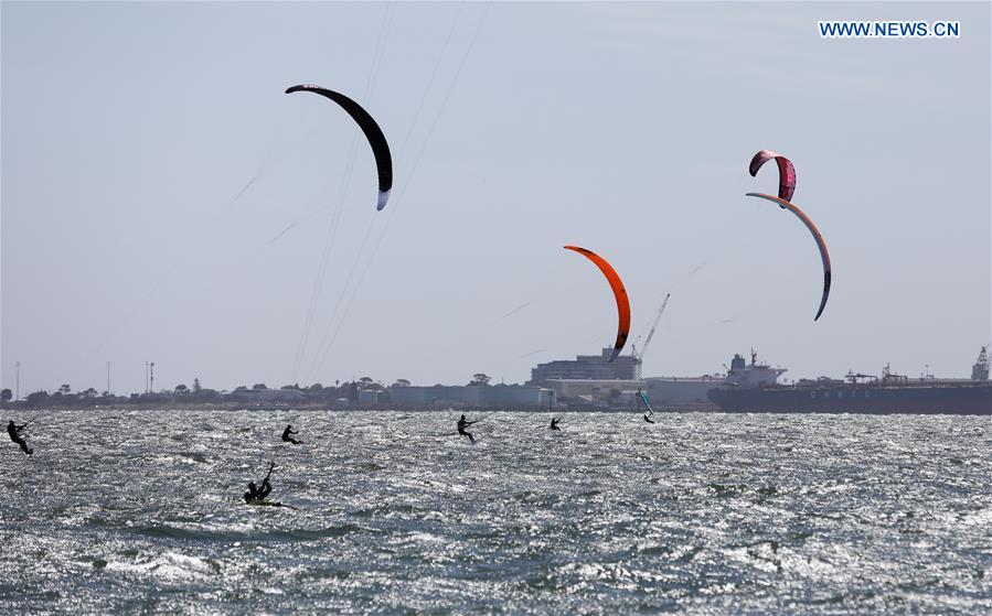 (SP)AUSTRALIA-MELBOURNE-PARAGLIDING SURFING