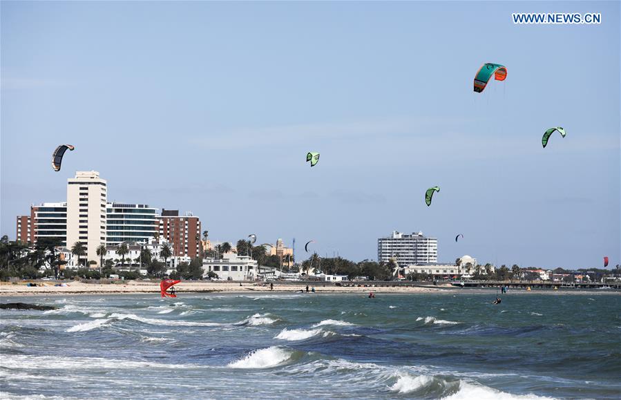 (SP)AUSTRALIA-MELBOURNE-PARAGLIDING SURFING