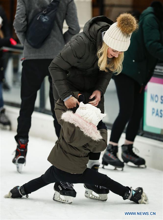 U.S.-CHICAGO-MILLENNIUM PARK-ICE RINK-SKATING