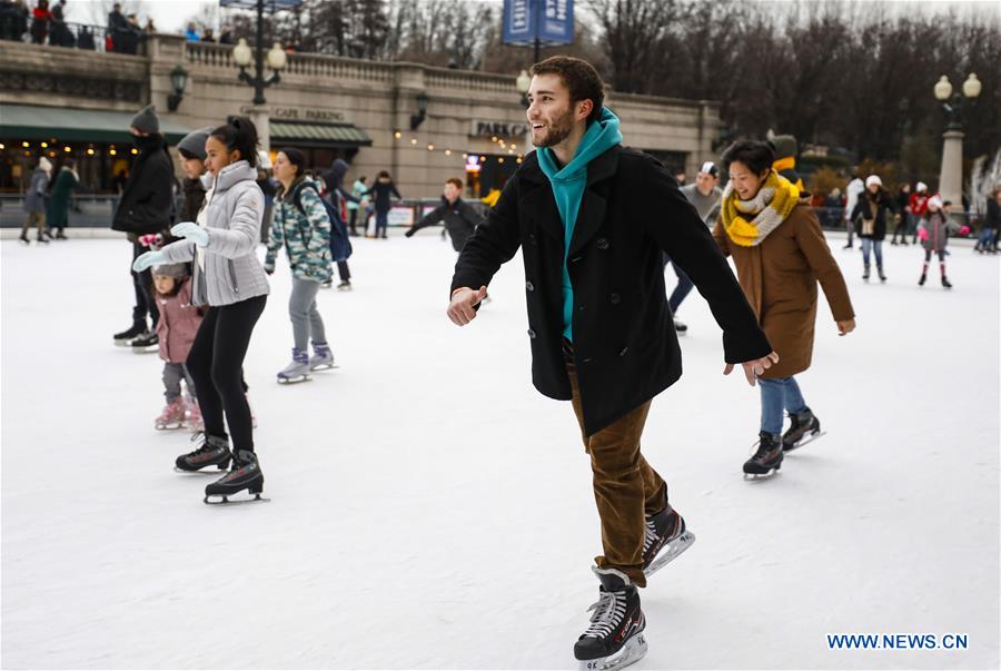 U.S.-CHICAGO-MILLENNIUM PARK-ICE RINK-SKATING