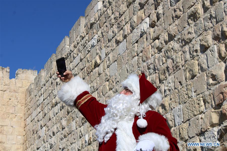 MIDEAST-JERUSALEM-SANTA CLAUS ON CAMEL