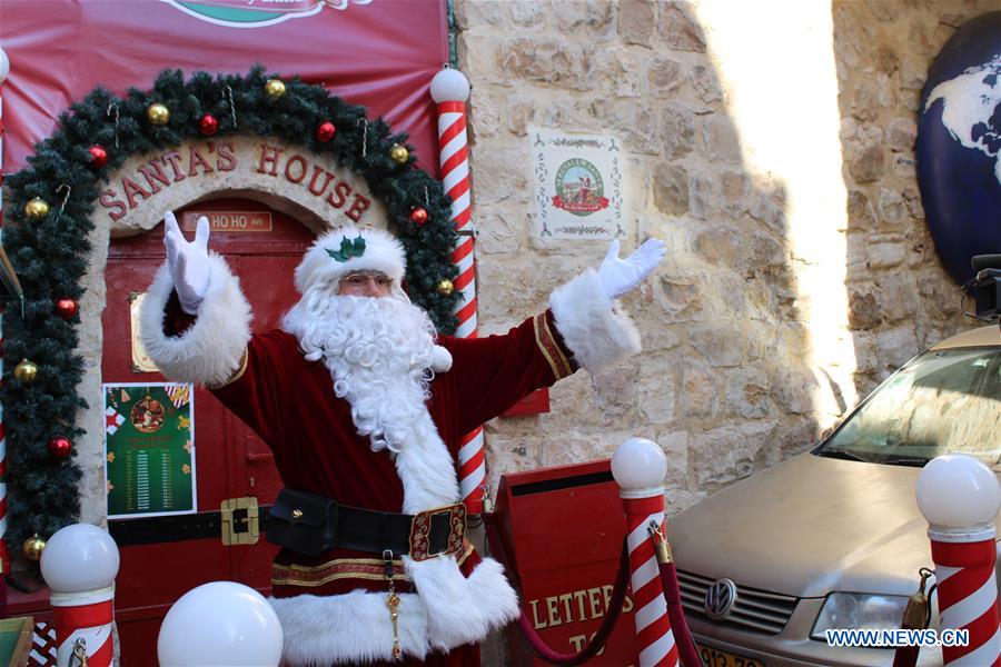 MIDEAST-JERUSALEM-SANTA CLAUS ON CAMEL