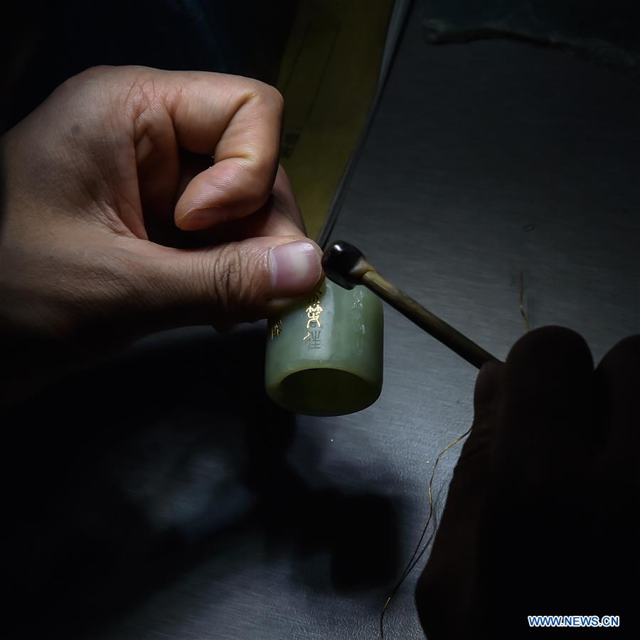(MASTEROFCRAFTS)CHINA-BEIJING-JADE CARVING WITH GOLD AND SILVER INLAY(CN)