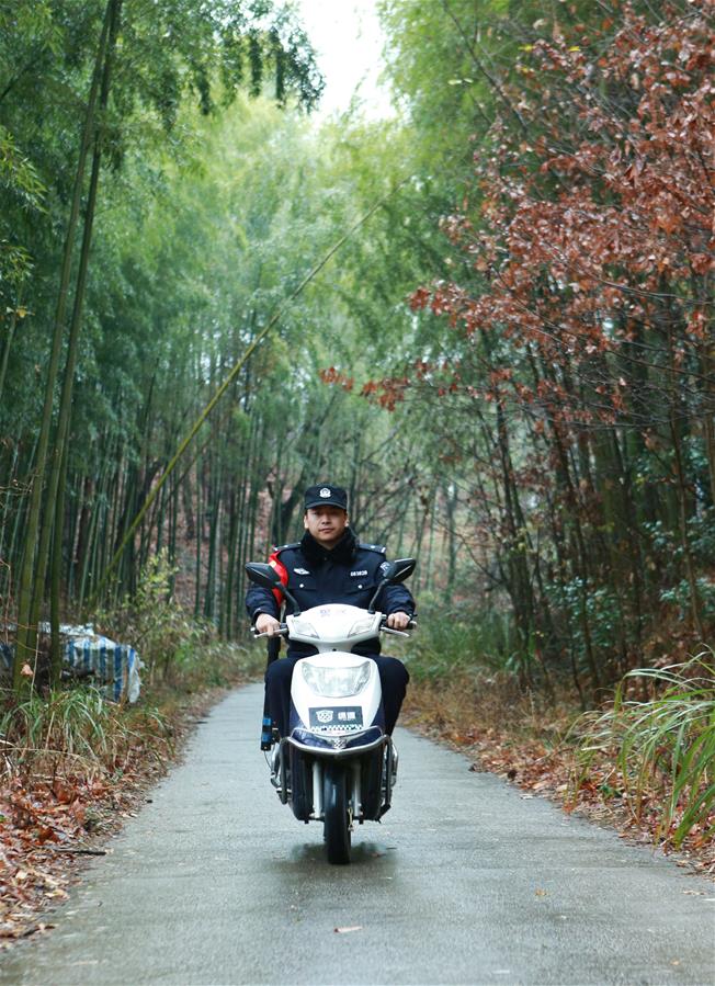 CHINA-ANHUI-JINZHAI-RAILWAY POLICEMAN (CN)