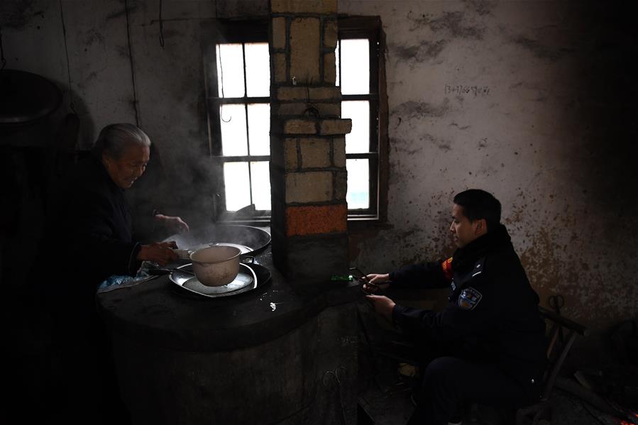CHINA-ANHUI-JINZHAI-RAILWAY POLICEMAN (CN)