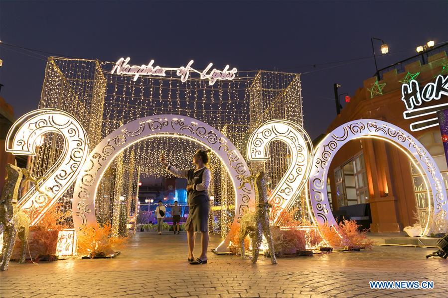 LAOS-VIENTIANE-HOLIDAY-DECERATIONS