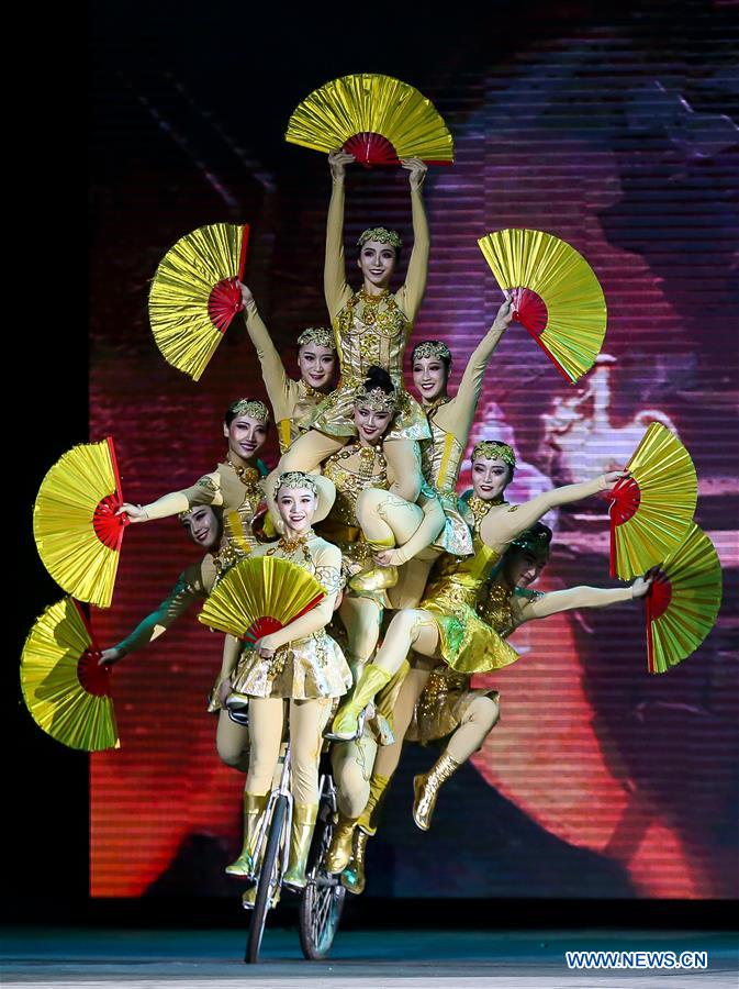 PHILIPPINES-QUEZON CITY-ACROBATIC CIRCUS