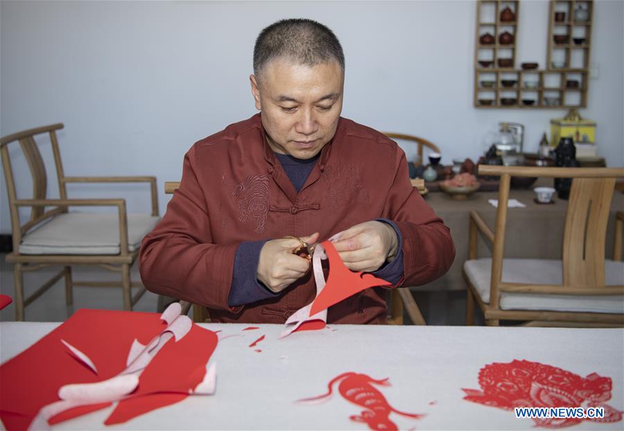 CHINA-SHANXI-JINCHENG-PAPER-CUTTING ARTIST (CN)