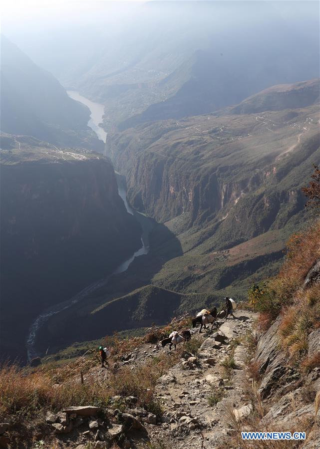 CHINA-SICHUAN-CLIFF-VILLAGE-ROAD CONSTRUCTION (CN)