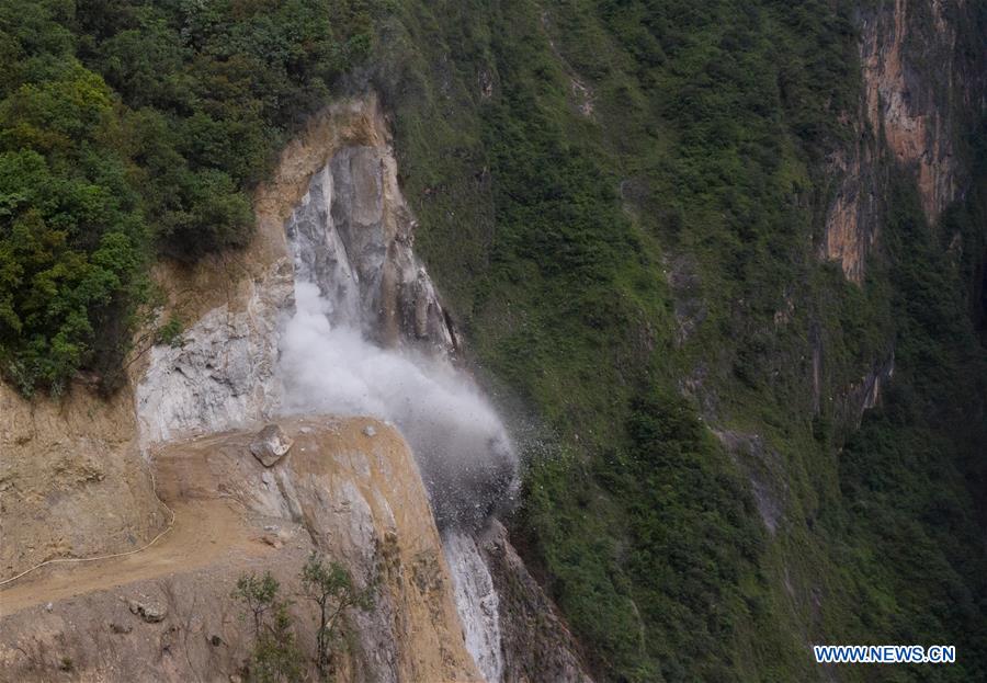 CHINA-SICHUAN-CLIFF-VILLAGE-ROAD CONSTRUCTION (CN)