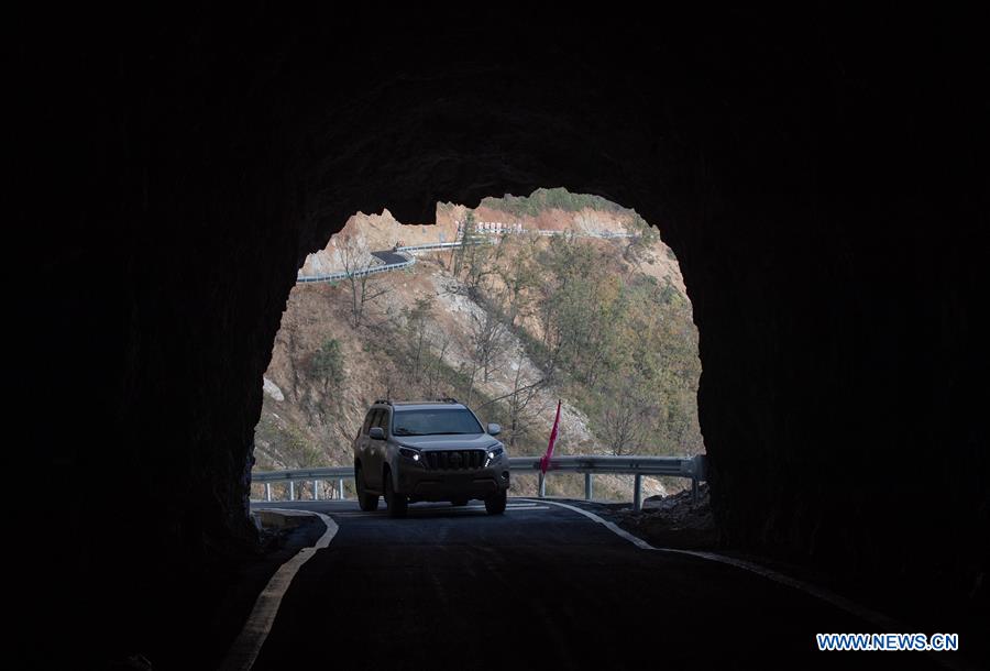 CHINA-SICHUAN-CLIFF-VILLAGE-ROAD CONSTRUCTION (CN)
