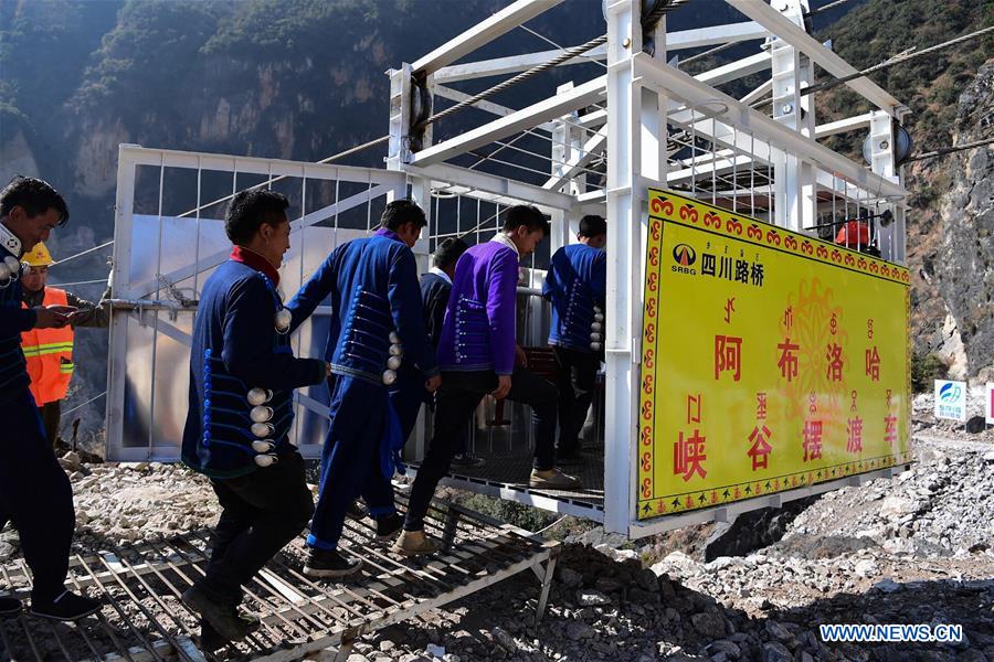CHINA-SICHUAN-CLIFF-VILLAGE-ROAD CONSTRUCTION (CN)
