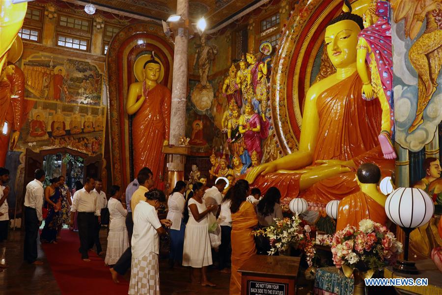 SRI LANKA-COLOMBO-NEW YEAR-TEMPLE PRAYER