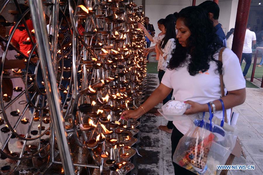 SRI LANKA-COLOMBO-NEW YEAR-TEMPLE PRAYER