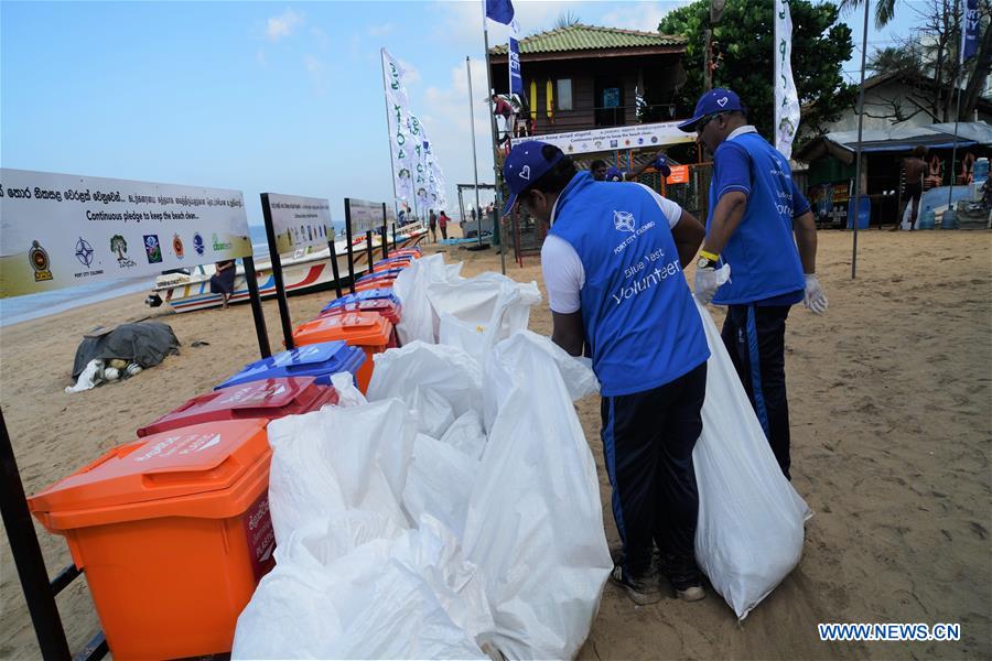 SRI LANKA-COLOMBO-BEACH-CLEAN
