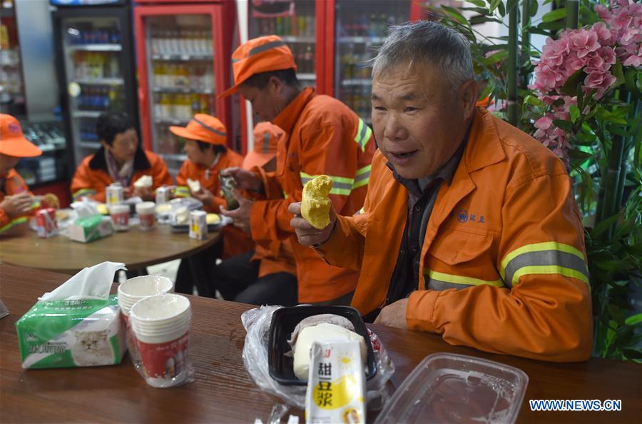 CHINA-ZHEJIANG-ZHUJI-SANITATION WORKER-FREE BREAKFAST (CN)