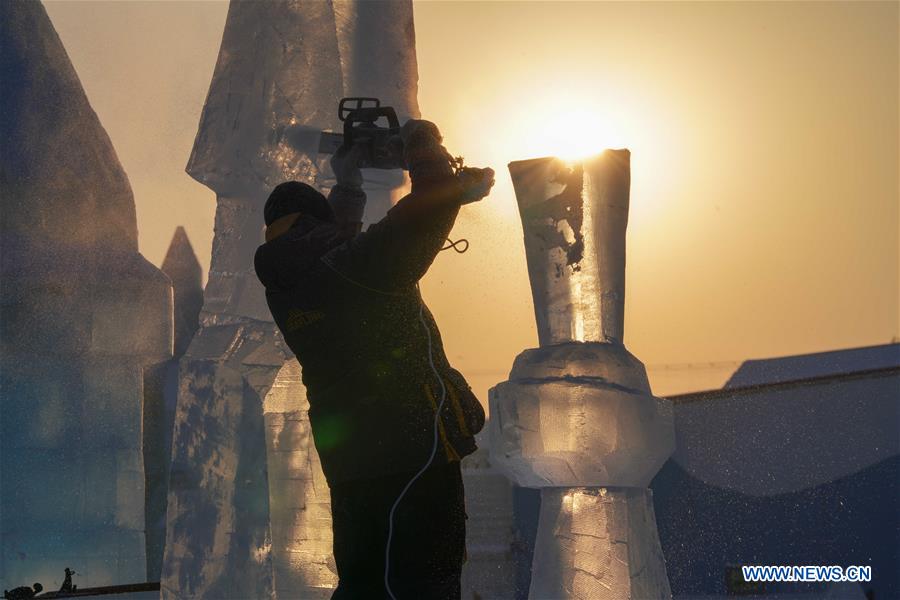 CHINA-HARBIN-ICE AND SNOW-WORKERS AND ARTISTS (CN)