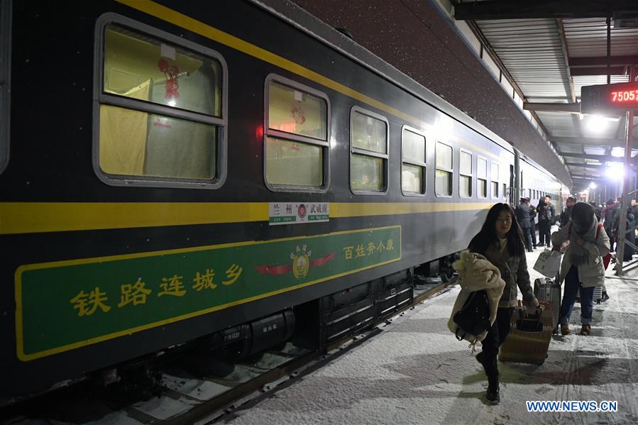CHINA-GANSU-SPRING FESTIVAL TRAVEL RUSH-ORDINARY TRAIN (CN)