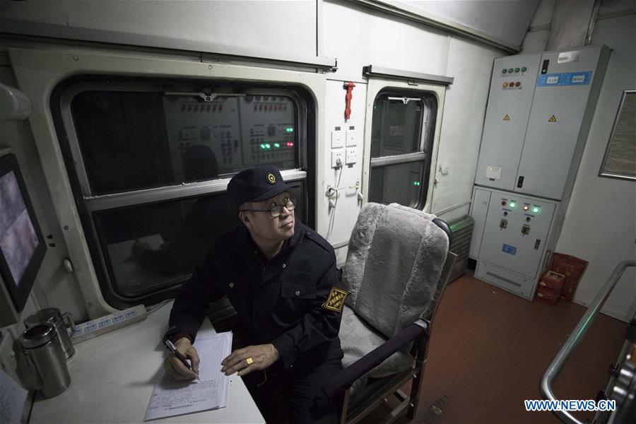 CHINA-HEILONGJIANG-PASSENGER TRAIN-GENERATOR CAR-STAFF (CN)