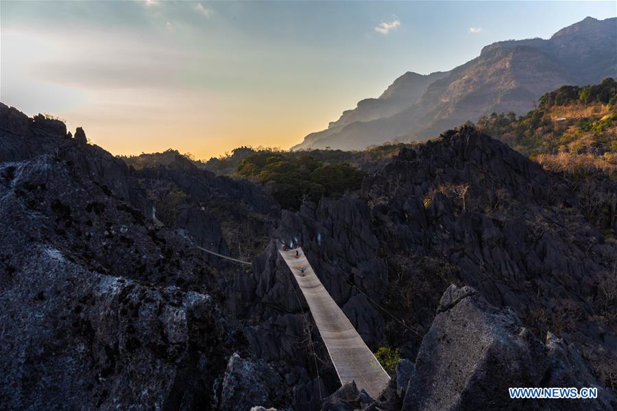LAOS-KHAMMOUANE-THE ROCK VIEWPOINT