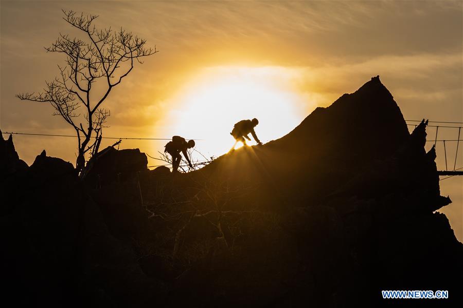 LAOS-KHAMMOUANE-THE ROCK VIEWPOINT