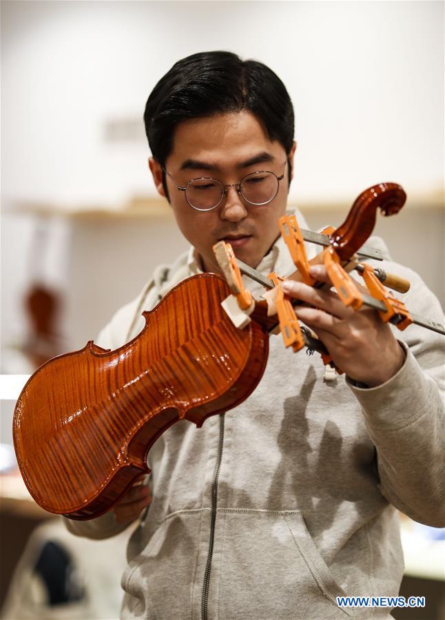 U.S.-SKOKIE-CHICAGO SCHOOL OF VIOLIN MAKING