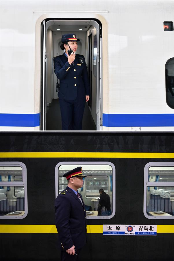 CHINA-SHANXI-RAILWAY-"DIFFICULT-TO-MEET" COUPLE-SPRING FESTIVAL AWAY FROM HOME (CN)