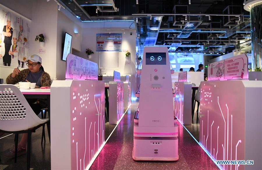 Udgangspunktet Råd hjælpe Restaurant featuring intelligent serving robots makes debut in downtown  Guangzhou - Xinhua | English.news.cn