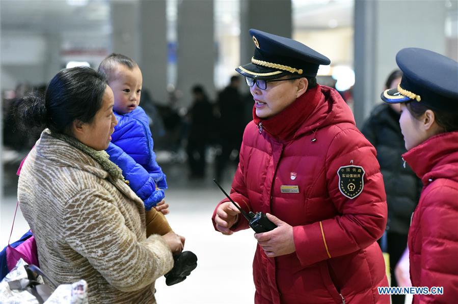 CHINA-ANHUI-BENGBU-RAILWAY STATION-PASSENGER SERVICE-ASSISTANT (CN)