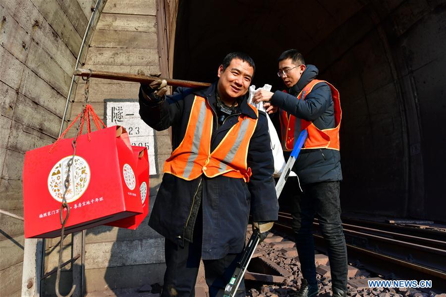 CHINA-SHANXI-TAIYUAN-RAILWAY WORKER (CN)