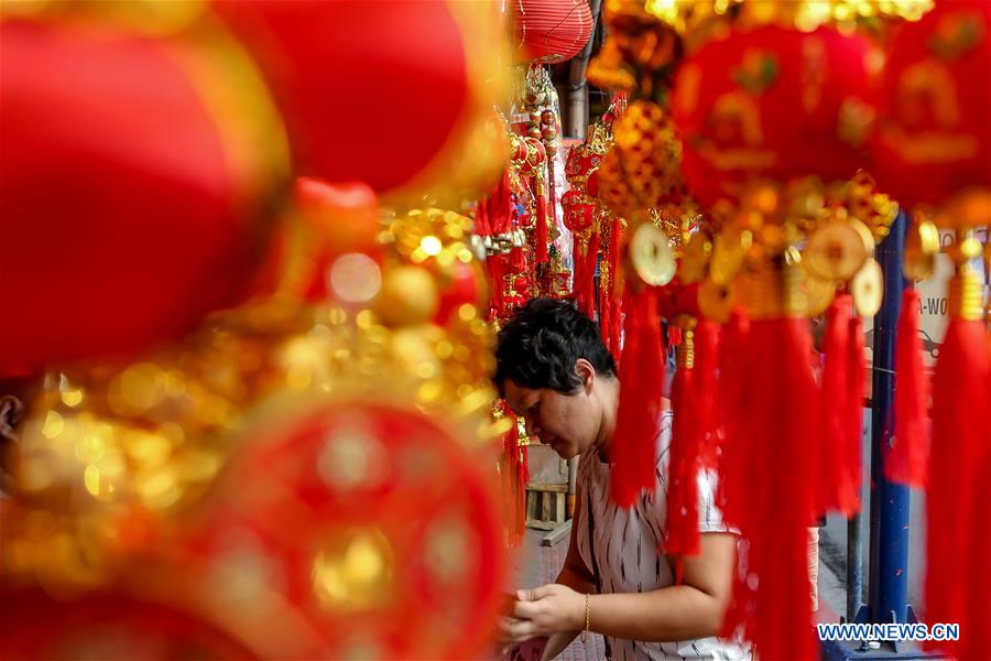 PHILIPPINES-MANILA-CHINATOWN-LUCKY CHARMS AND DECORATIONS