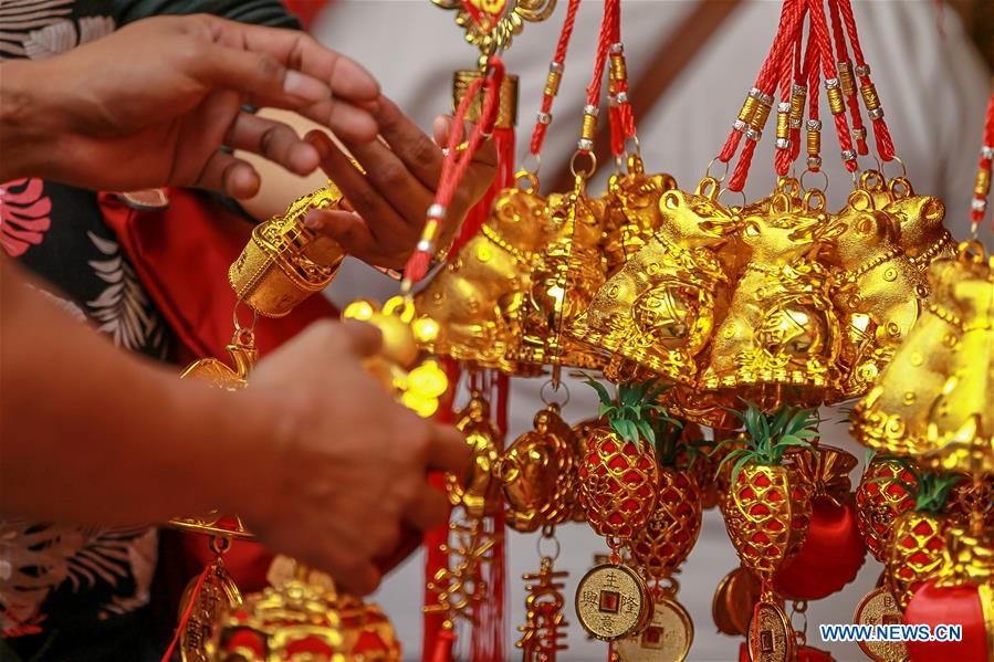 PHILIPPINES-MANILA-CHINATOWN-LUCKY CHARMS AND DECORATIONS