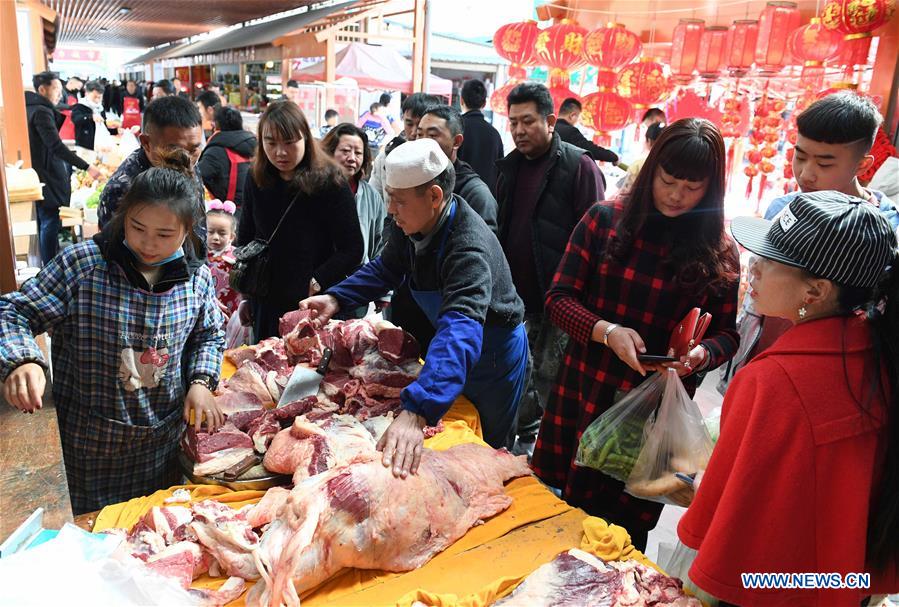 CHINA-YUNNAN-QUJING-SPRING FESTIVAL-SHOPPING (CN)