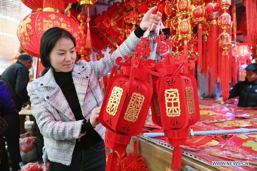 CHINA-YUNNAN-QUJING-SPRING FESTIVAL-SHOPPING (CN)