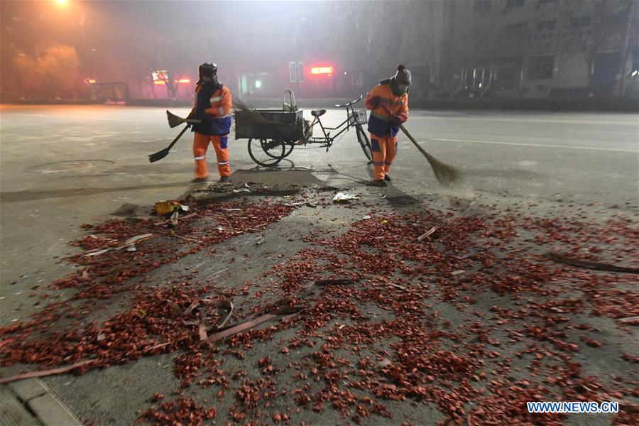 #CHINA-CHINESE LUNAR NEW YEAR-PEOPLE AT WORK (CN)