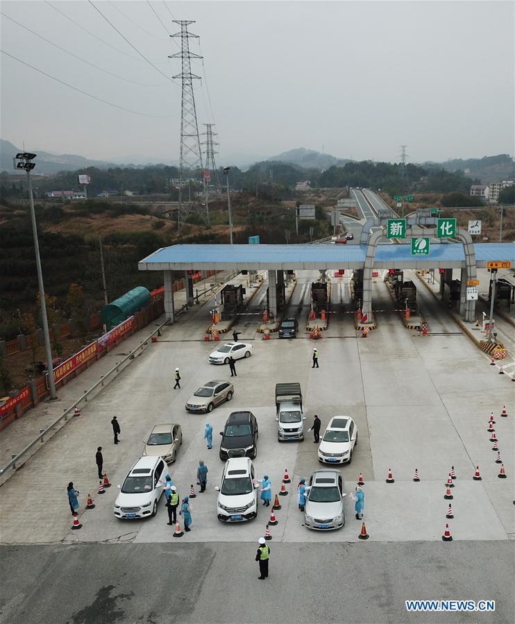 CHINA-HUNAN-XINHUA-EXPRESSWAY-TEMPERATURE CHECK (CN)