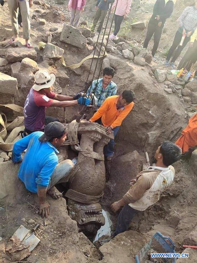 CAMBODIA-BANTEAY MEANCHEY-ANCIENT STATUE-UNEARTHED